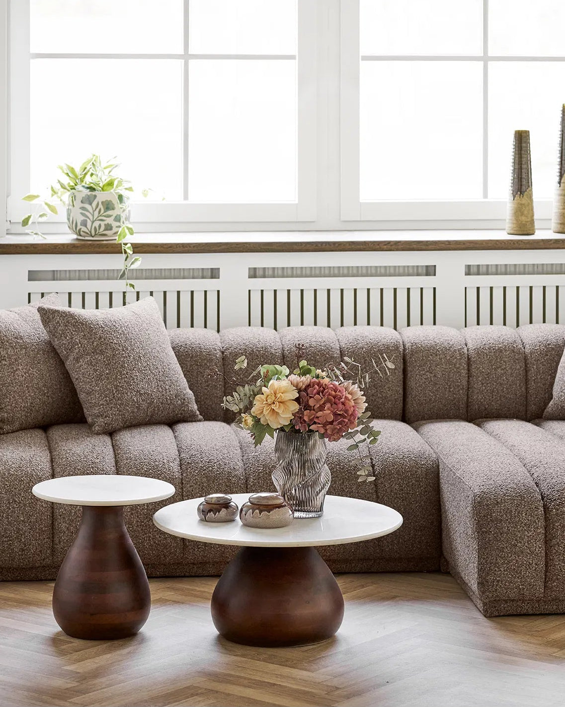 Mundblæst vase i brun på sofabord med tørrede blomster i