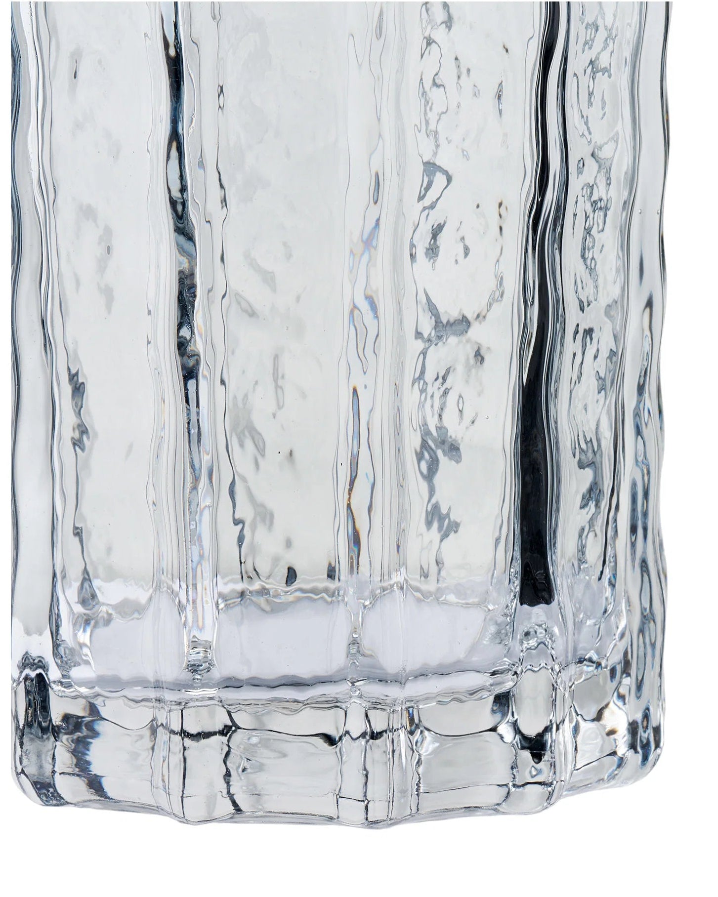 Nærbillede af bunden på klar glasvase med organisk struktur i glasset