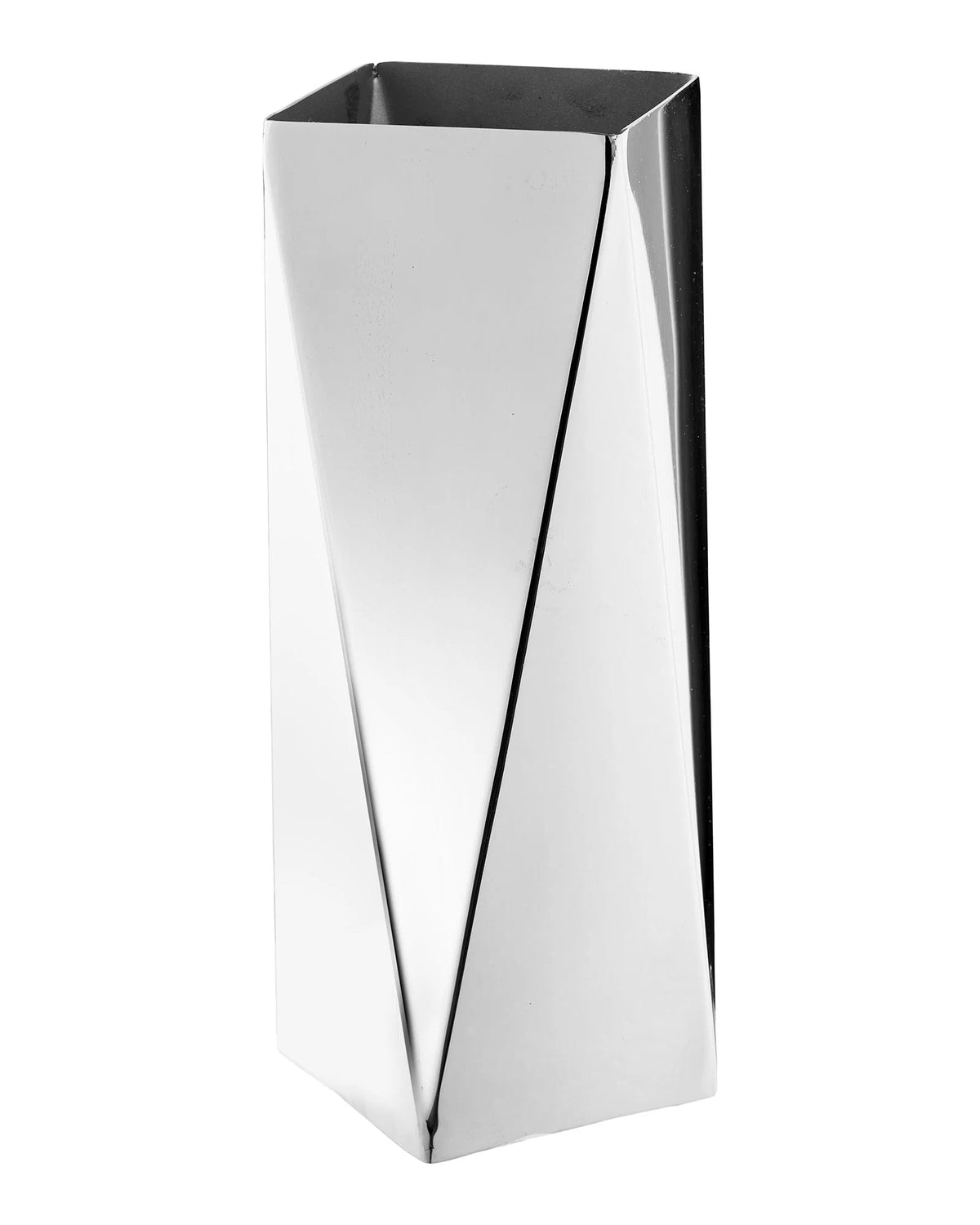 Høj blank vase i sølv med kantet geometrisk design og moderne minimalistisk udtryk.