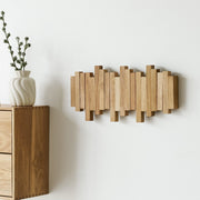 Ege knagerække i massivt egetræ med fire kroge monteret på hvid væg - design knagerække