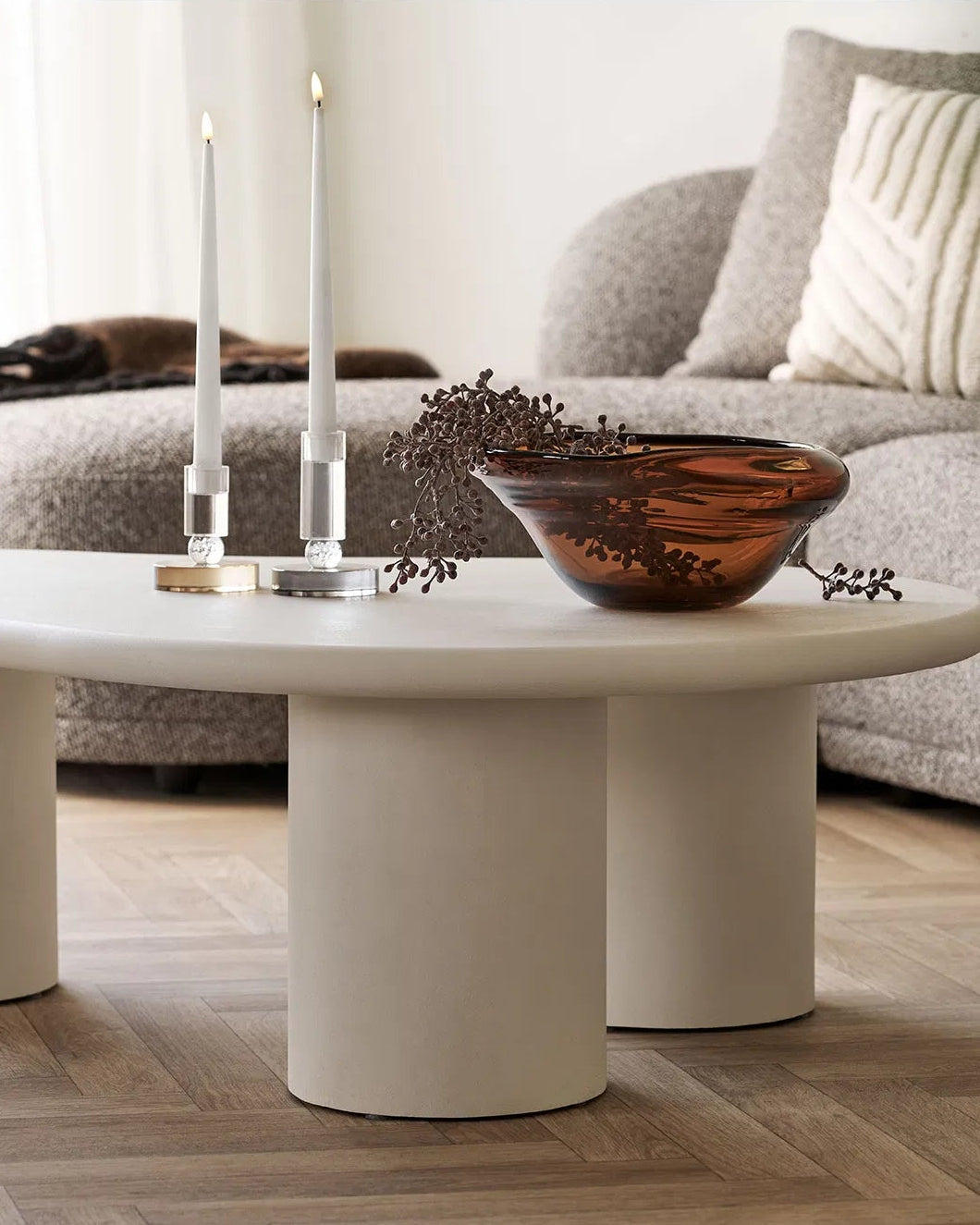 Amber Skål i setting med sofa og lysestager, så man kan se produktet i en hyggelig atmosfære.