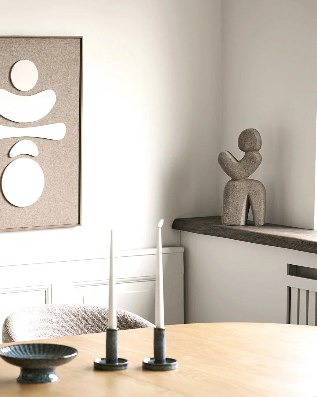 Brun abstrakt skulptur i moderne spisestue – dekorationsfigur til nordisk boligindretning