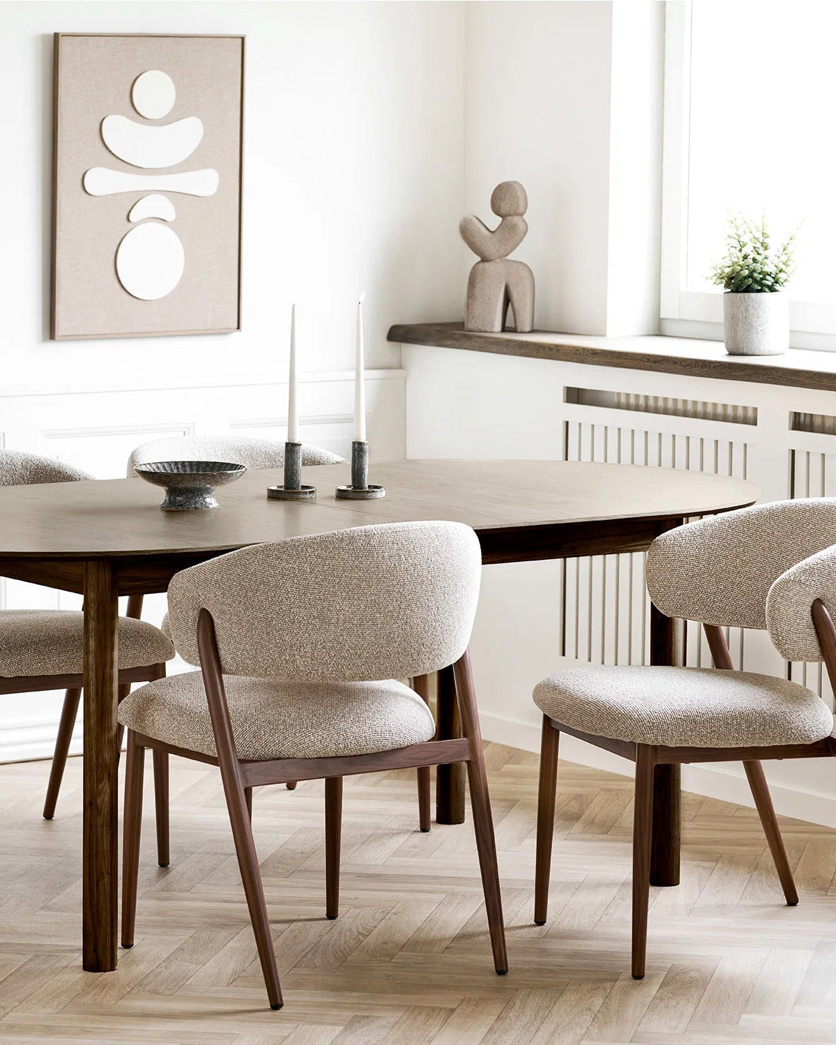 Brun abstrakt skulptur som dekoration i lys nordisk spisestue