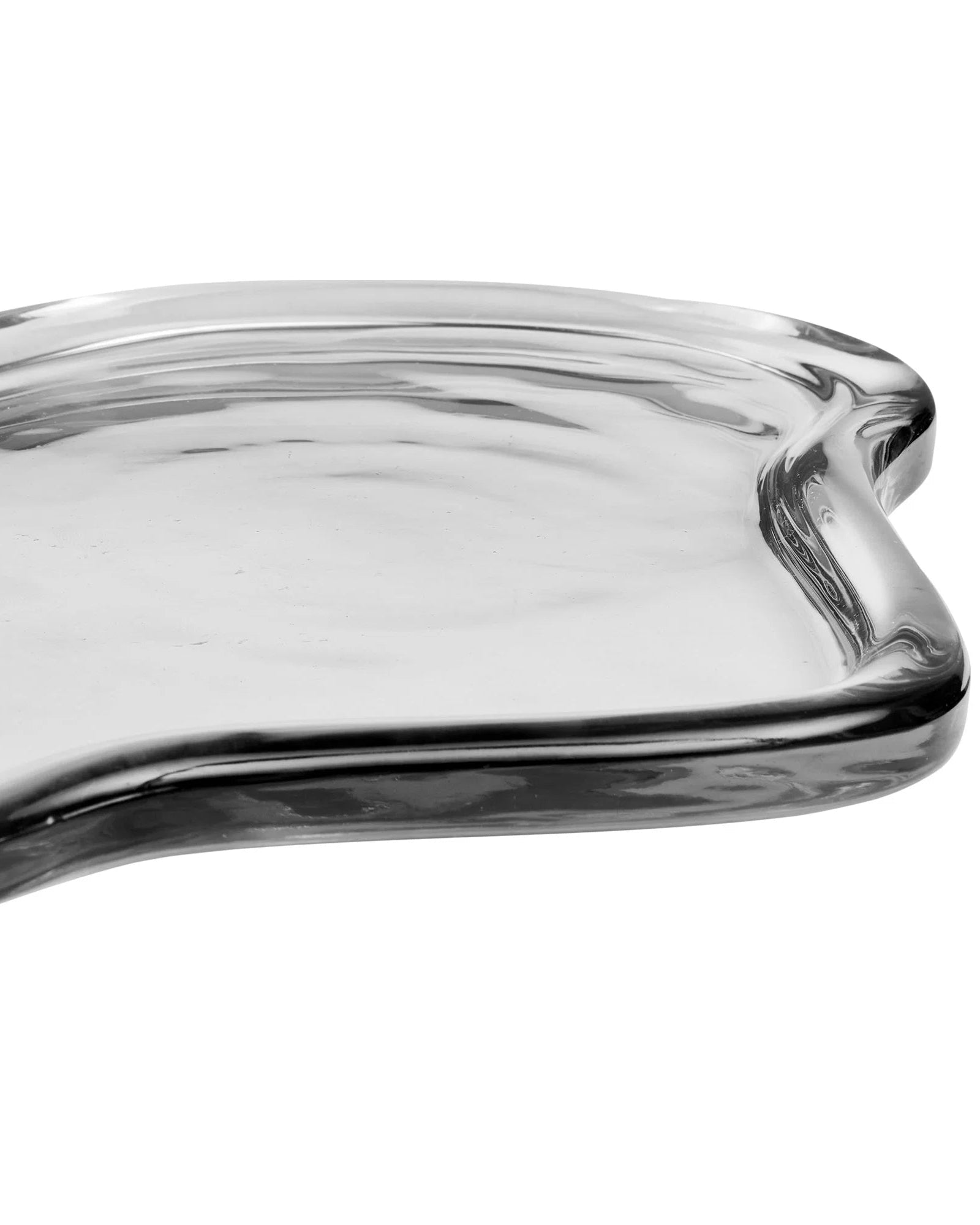 Detaljebillede af organisk glasbakke med kraftig, bølget glaskant