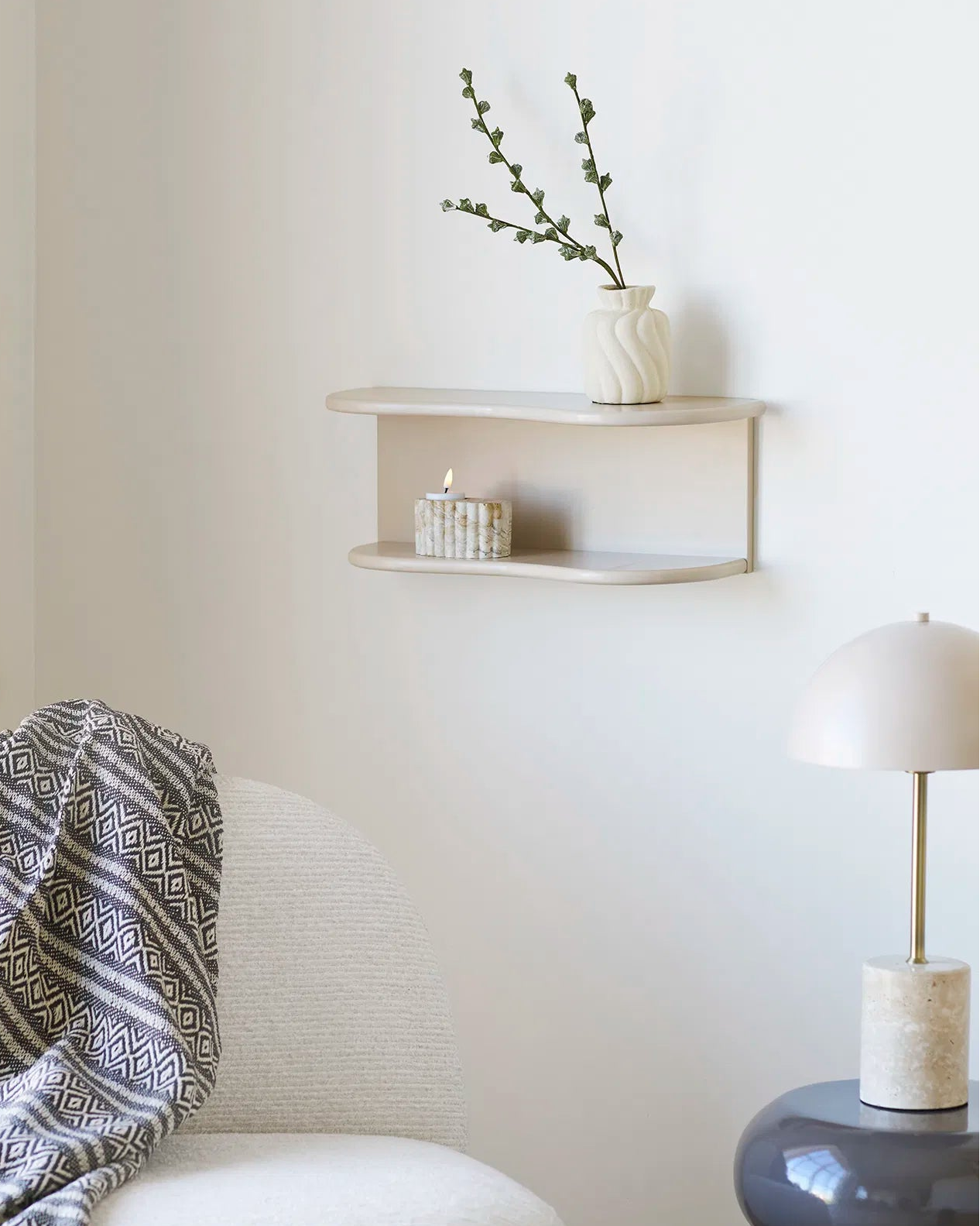 Nora fyrfadsstage sammen med hylde og marmor bordlampe
