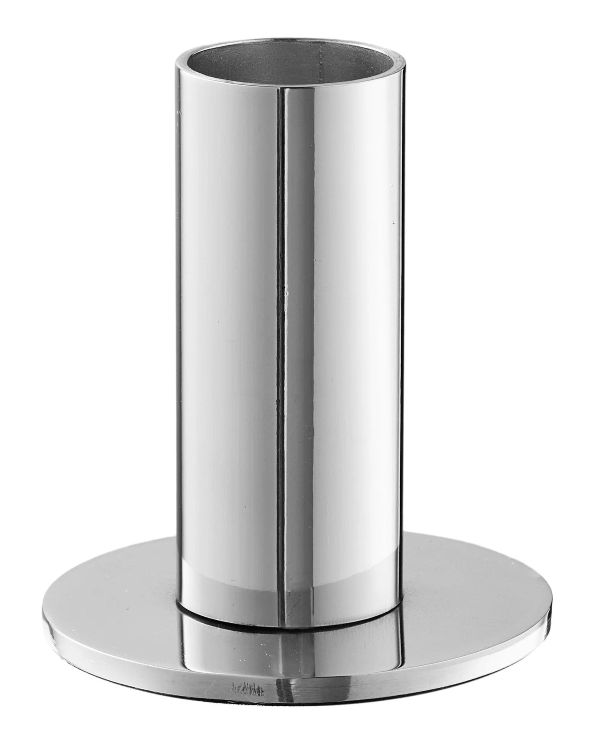 Lav lysestage i blankt stål med rund fod og minimalistisk cylindrisk design.