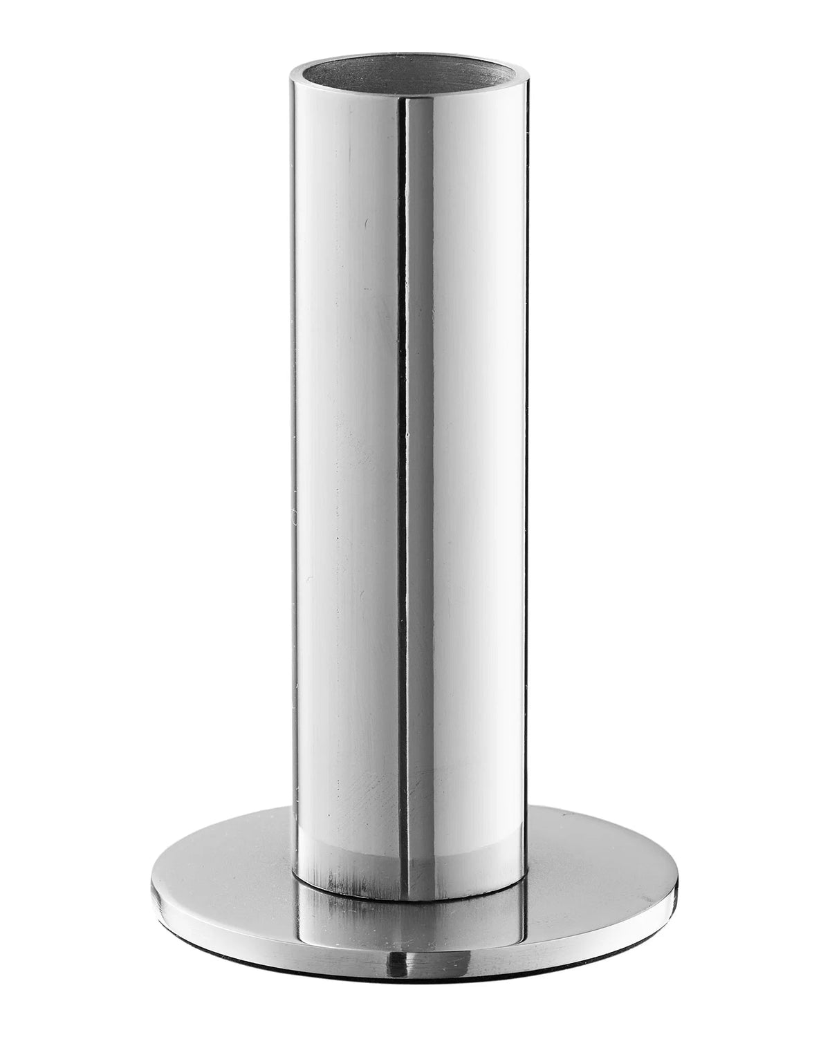 Høj lysestage i blankt stål med rund fod og enkelt minimalistisk design.
