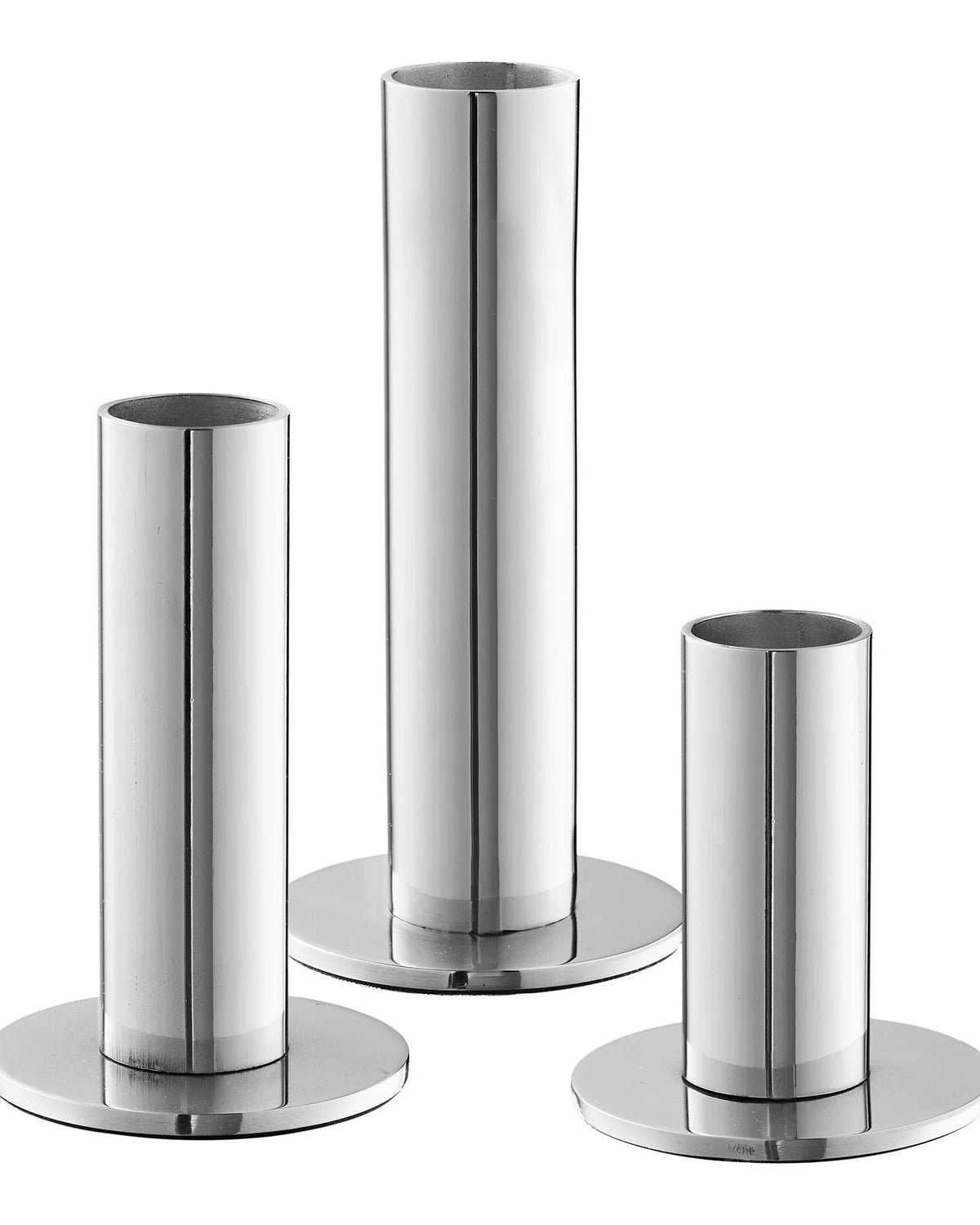 Sæt med tre lysestager i blankt stål i forskellige højder med rund fod og minimalistisk design.