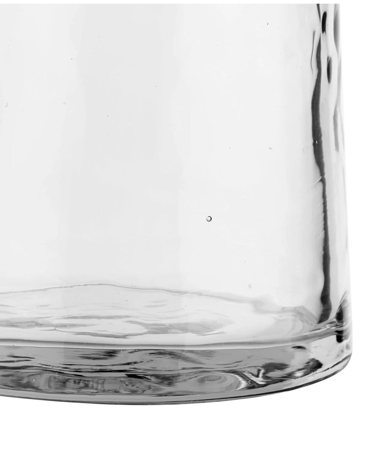 Detalje af klar glaskaraffel med struktureret glas og kraftig glasbund.

