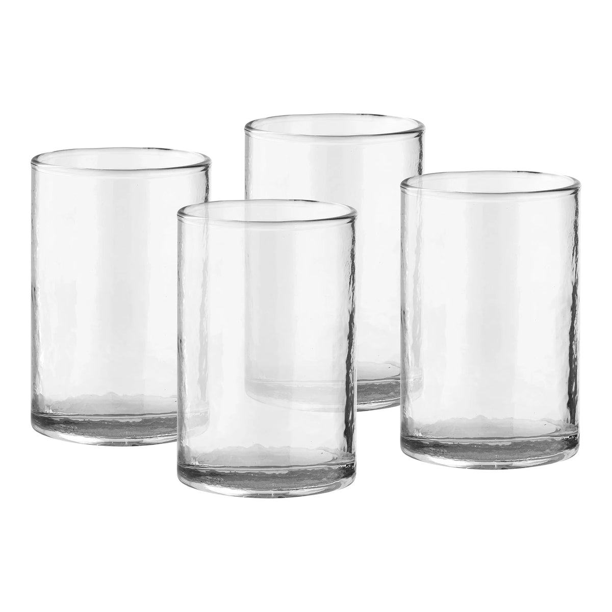 Sæt med fire klare drikkeglas i enkelt design med let struktureret glas og kraftig bund.
