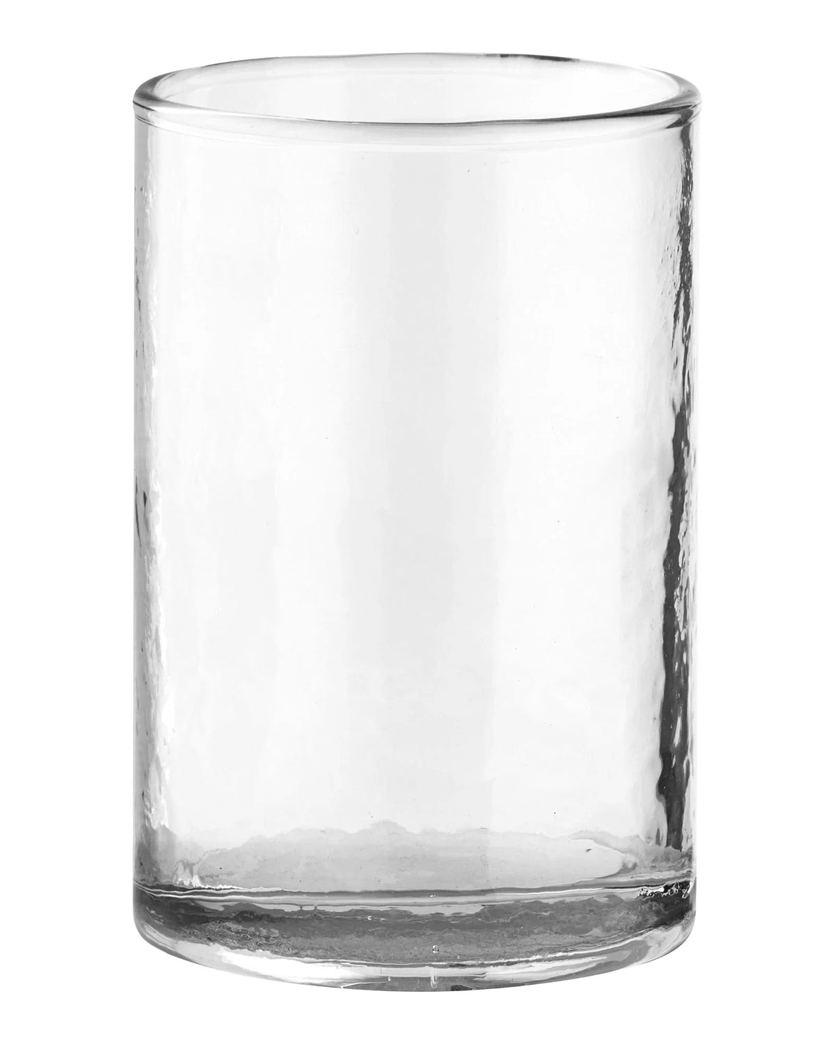 Klart drikkeglas i enkelt cylindrisk design med let struktureret overflade og kraftig glasbund.
