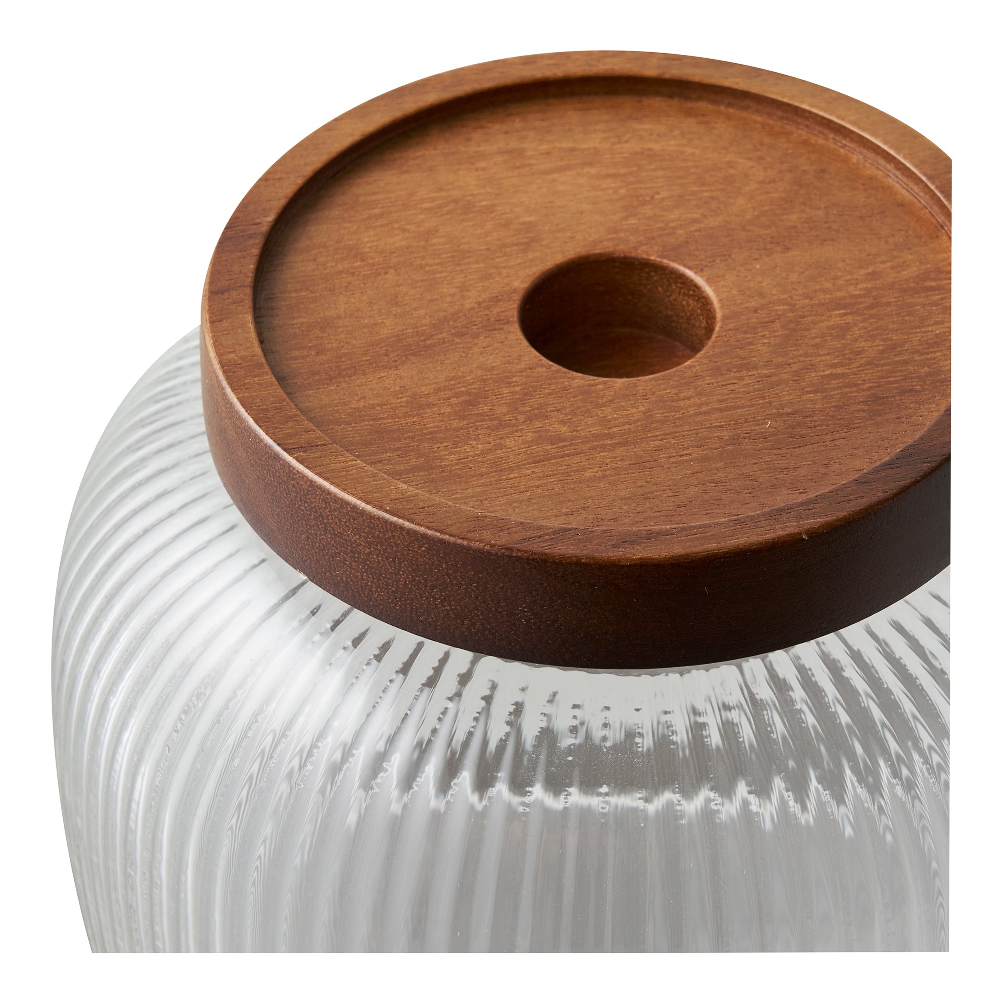 Detaljebillede af riflet glas og låg i mørkt træ med naturlig finish