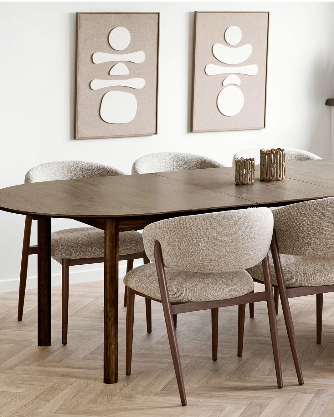 To abstrakte vægdekorationer i beige og creme over spisebord i nordisk indretning