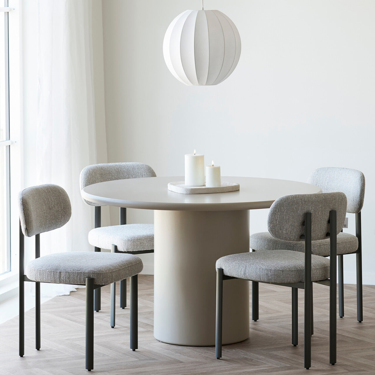 Bakke i cement på spisebord