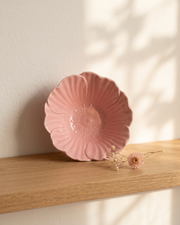 Flora skål i keramik med blomsterformet design og kant