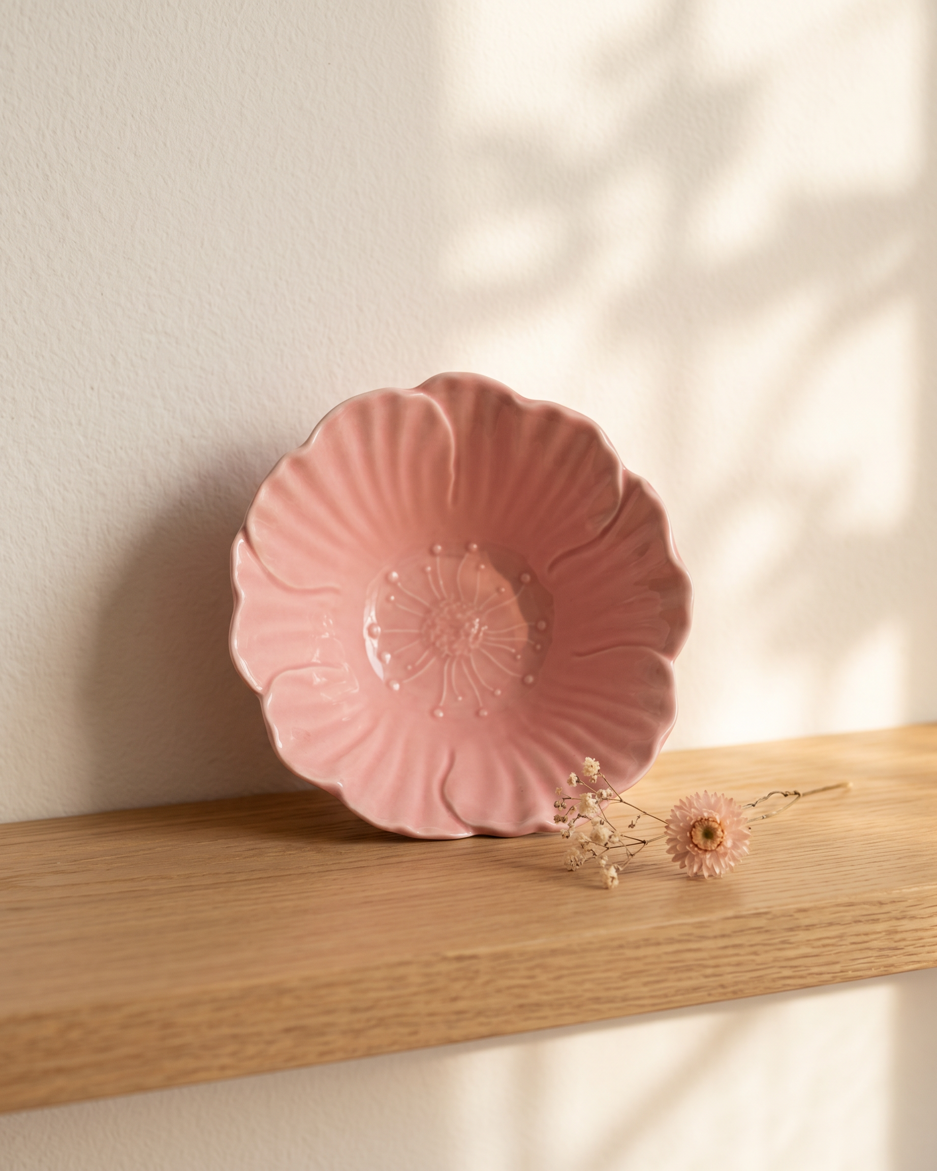 Flora skål i keramik med blomsterformet design og kant