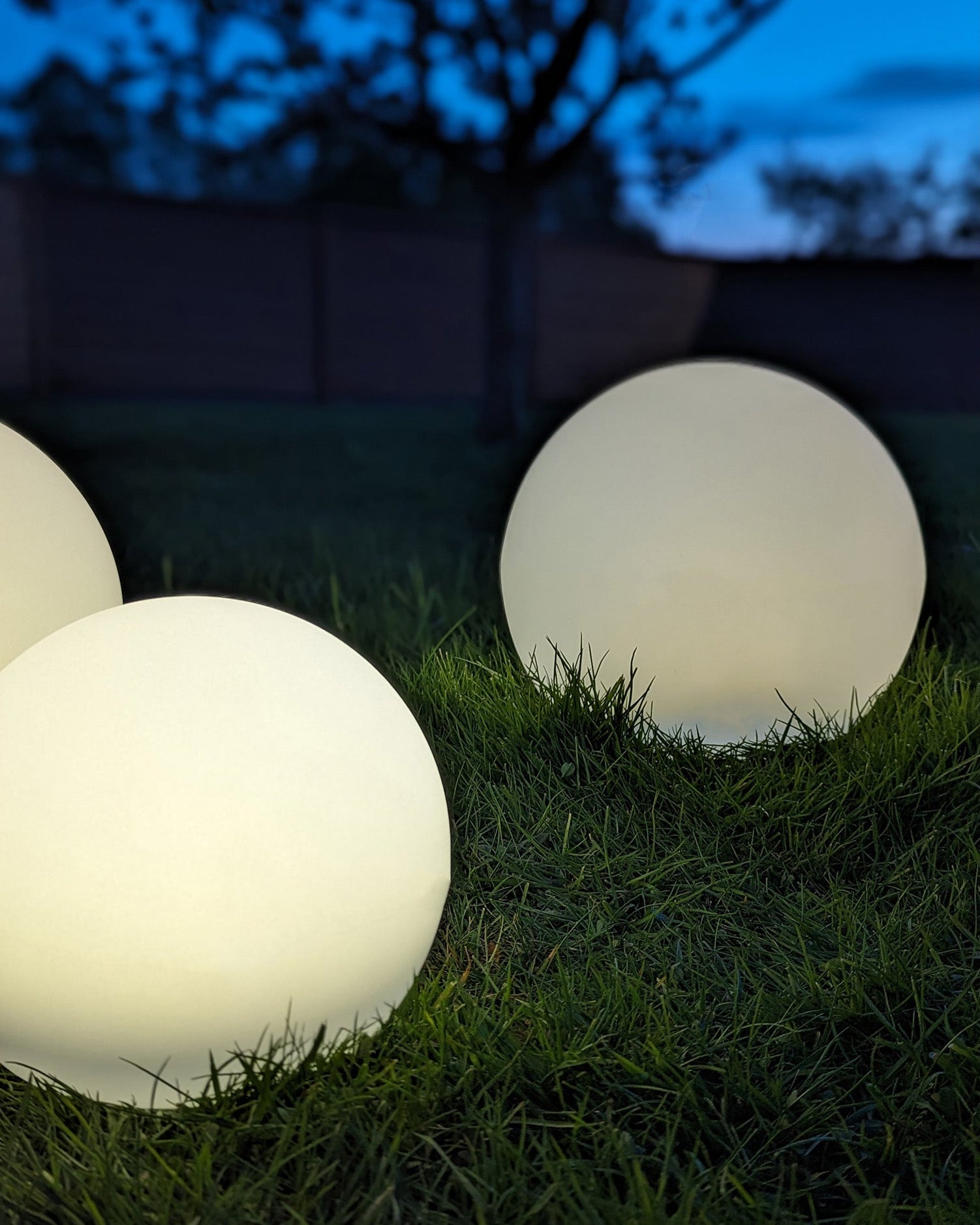 Flere LED kuglelamper skaber stemningsfuld belysning i haven
