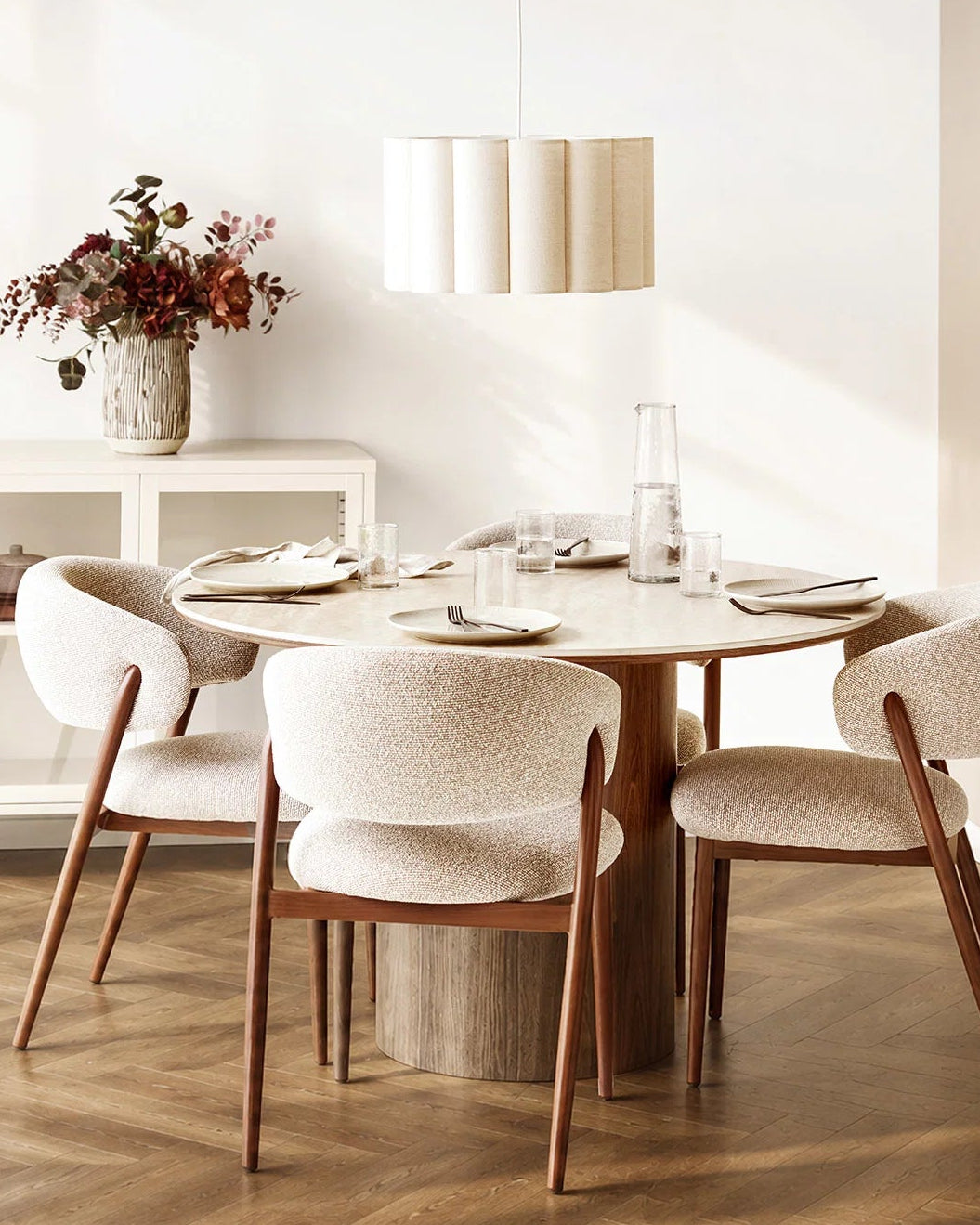 Beige pendellampe over spisebord – moderne loftlampe med stofskærm i lys nordisk indretning