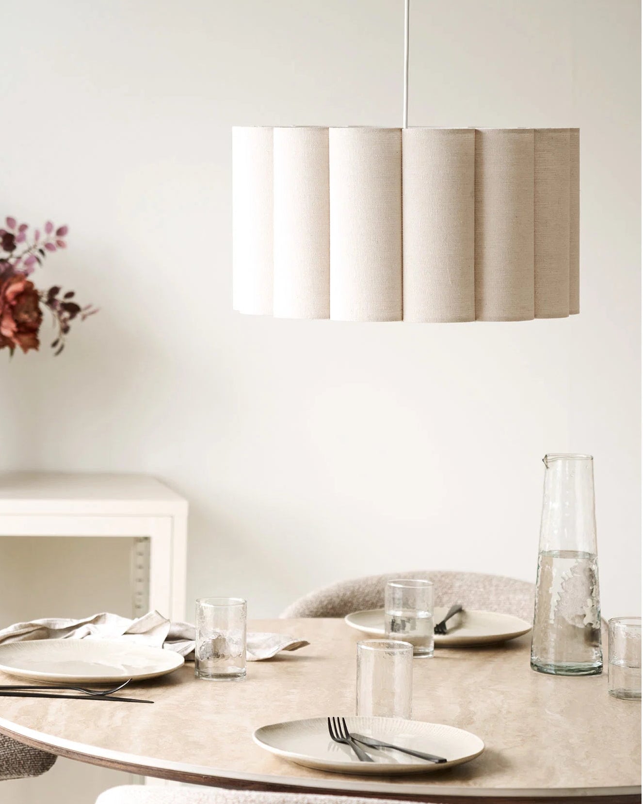 Beige loftlampe over spisebord – pendellampe med stofskærm i moderne nordisk spisestue