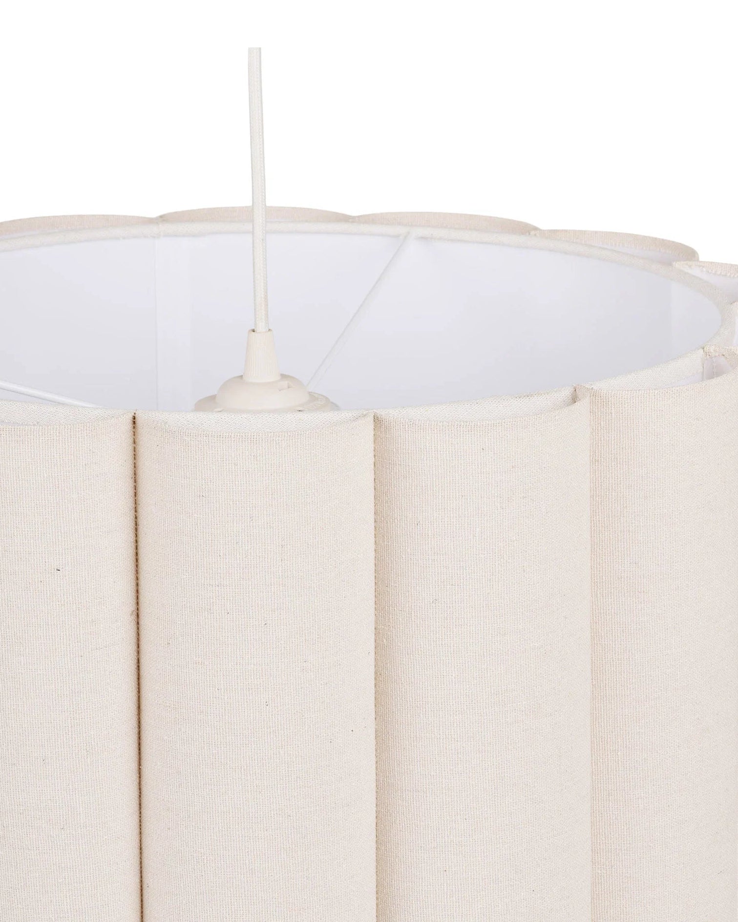Detaljebillede af beige pendellampe – plisseret stofskærm i lyst tekstil