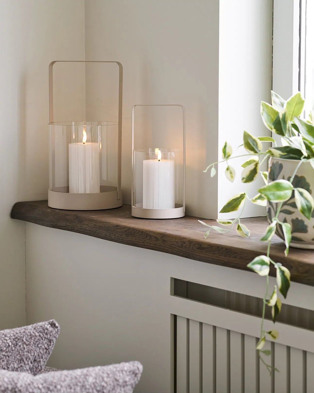 Lysestager i en dekorativ opsætning med andet boligtilbehør