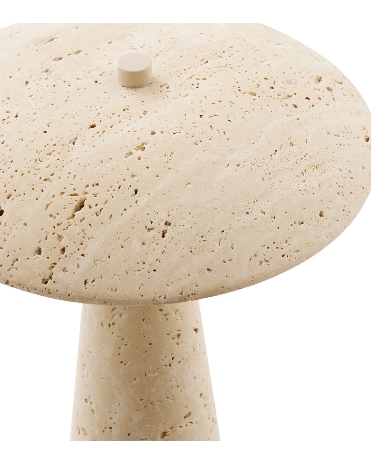 Nærbillede af beige travertin bordlampe med karakteristisk porøs stenstruktur og rund lampeskærm.
