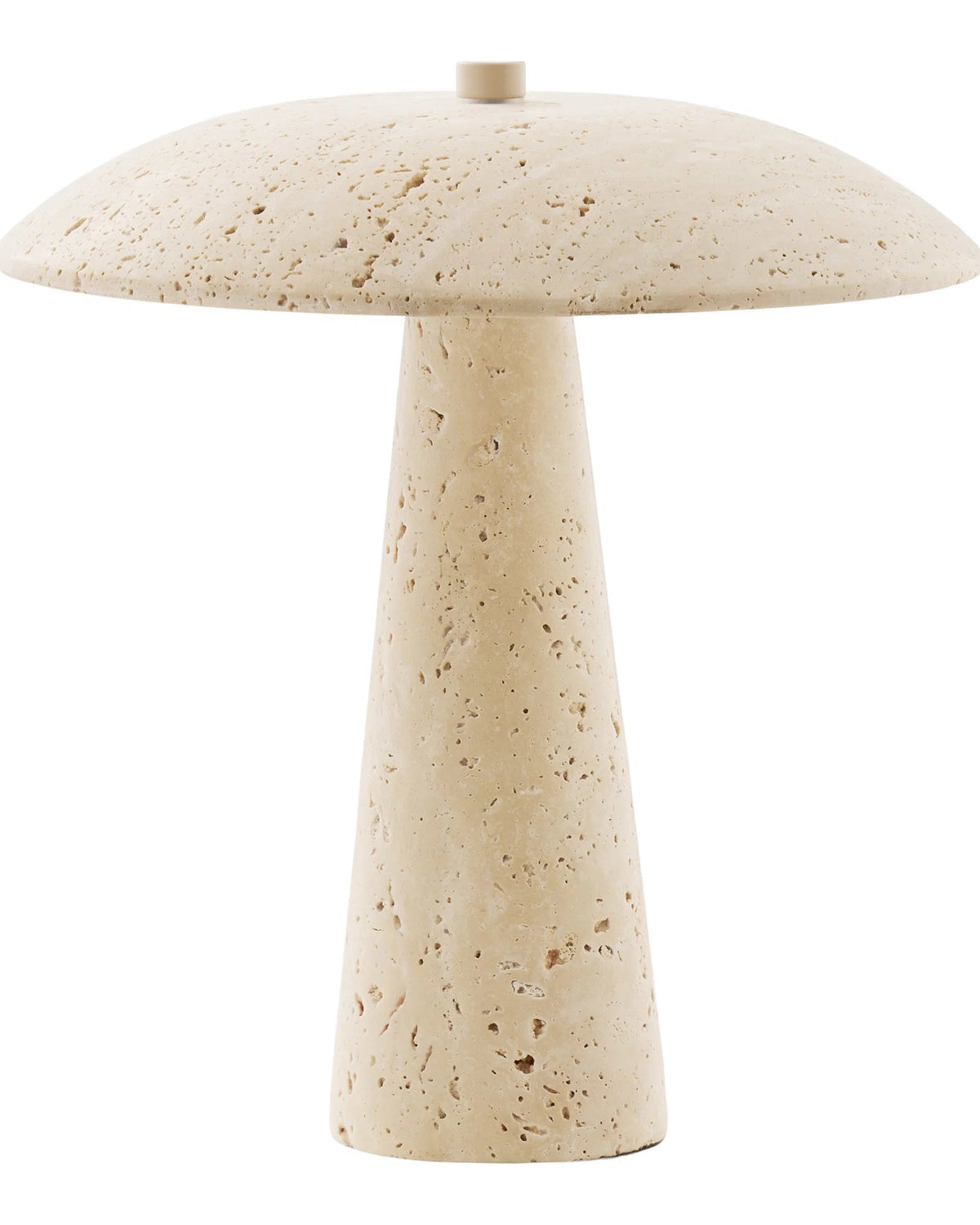 Svampeformet bordlampe i beige travertin med rund skærm og konisk fod på hvid baggrund.