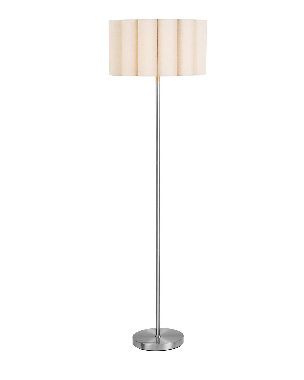 Gulvlampe med beige plisseret lampeskærm, slank stålfod og rund fod i børstet stål.