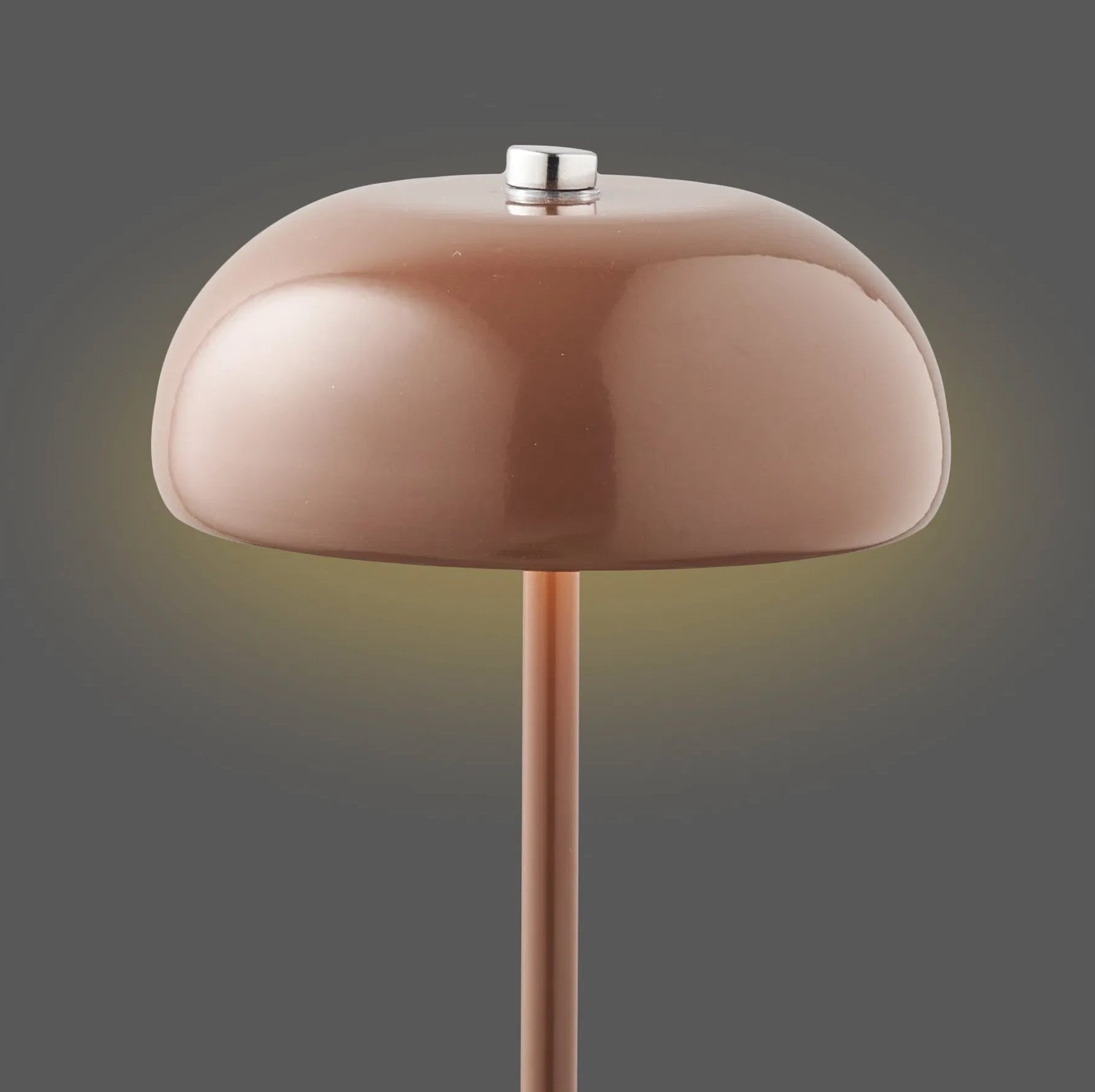 Ember bordlampe - Viser gyldent lys
