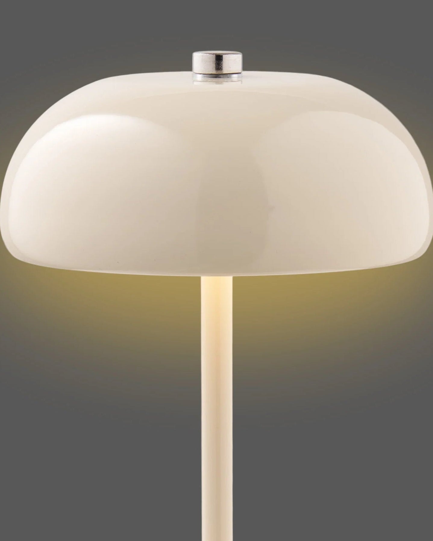 Cremefarvet bordlampe med varmt stemningslys og kuppelformet skærm
