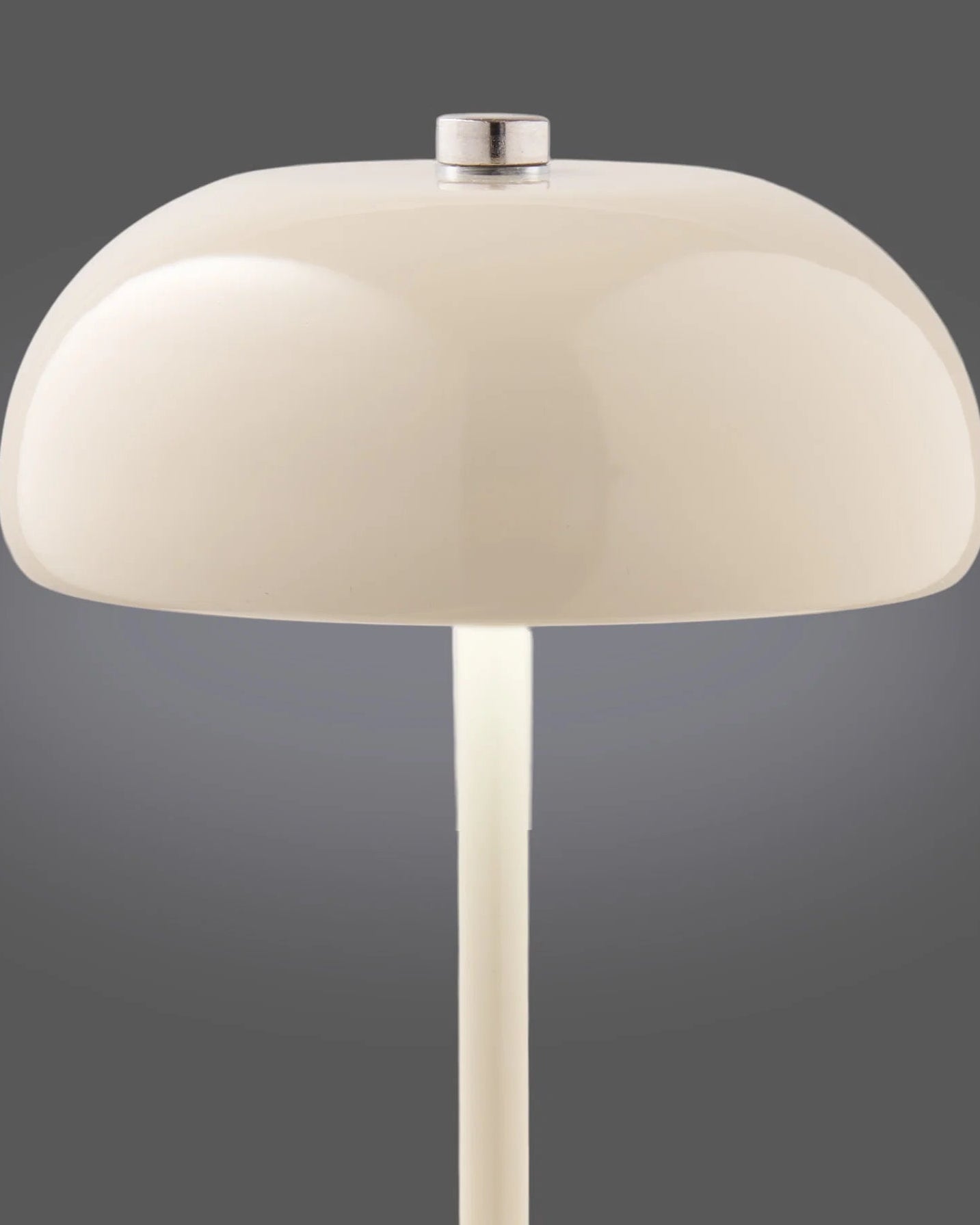 Creme bordlampe med integreret LED-lys i minimalistisk design
