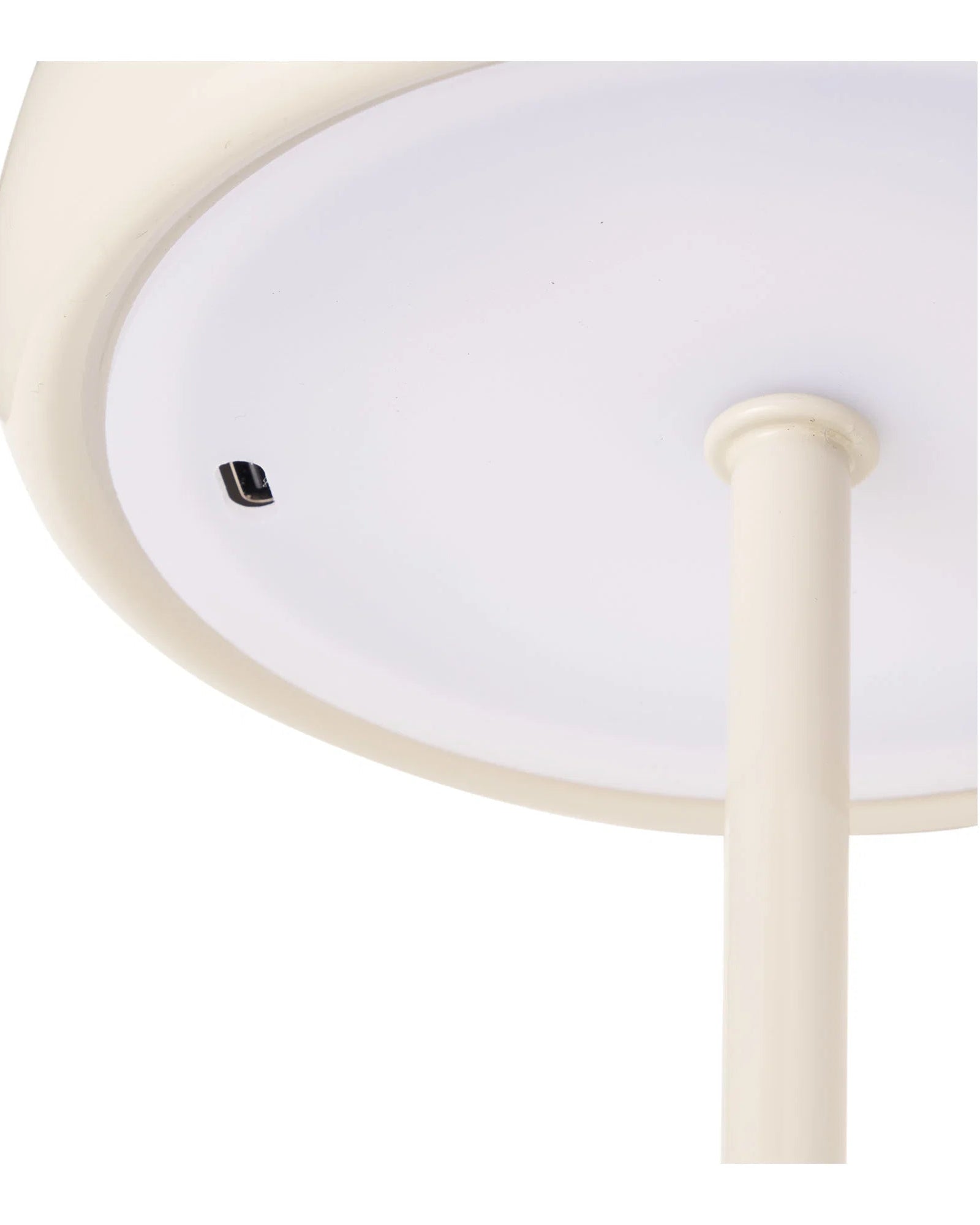 Detaljebillede af undersiden på cremefarvet bordlampe
