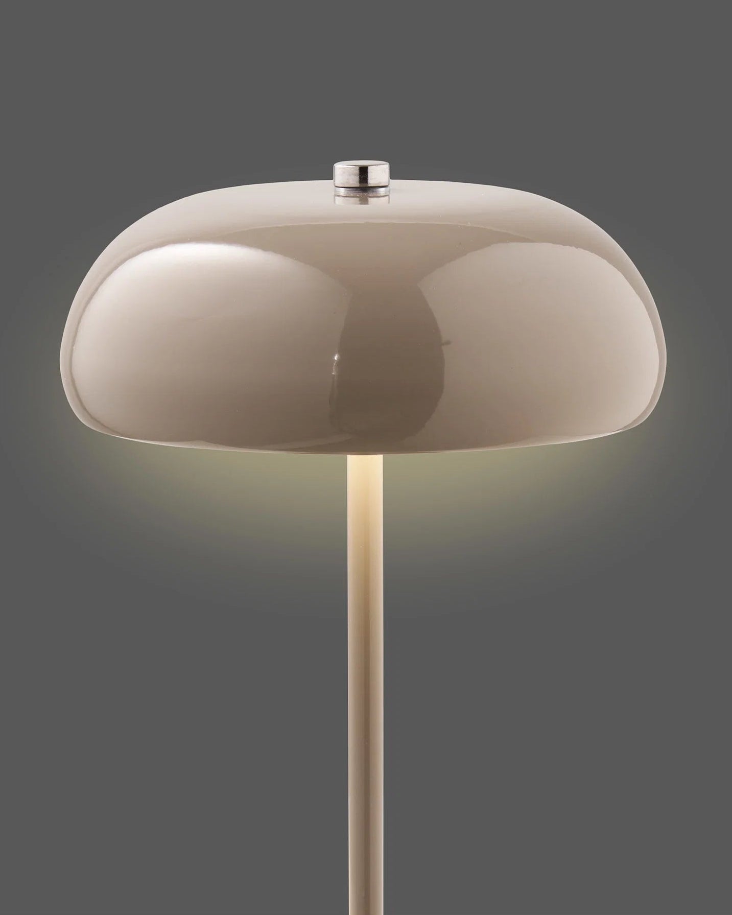 Greige bordlampe med varmt stemningslys og blank skærm
