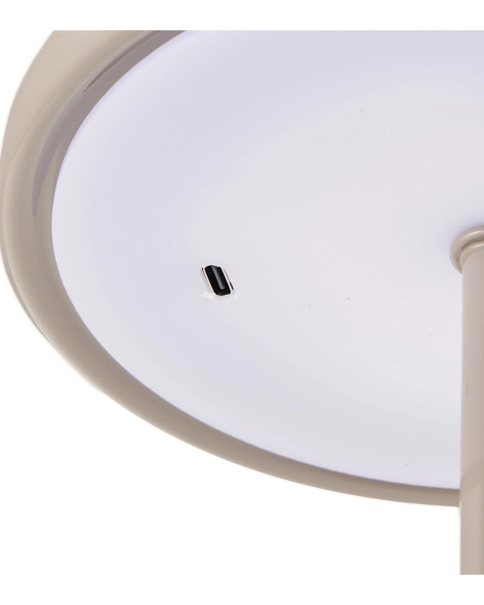 Detaljebillede af undersiden på greige bordlampe
