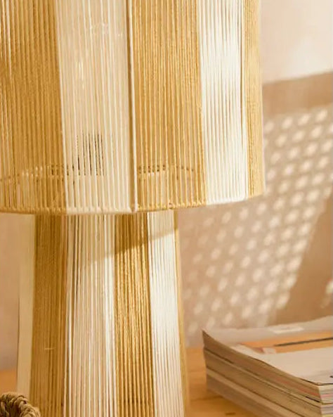 Detaljebillede af bordlampe med håndviklet snordesign i natur og hvid
