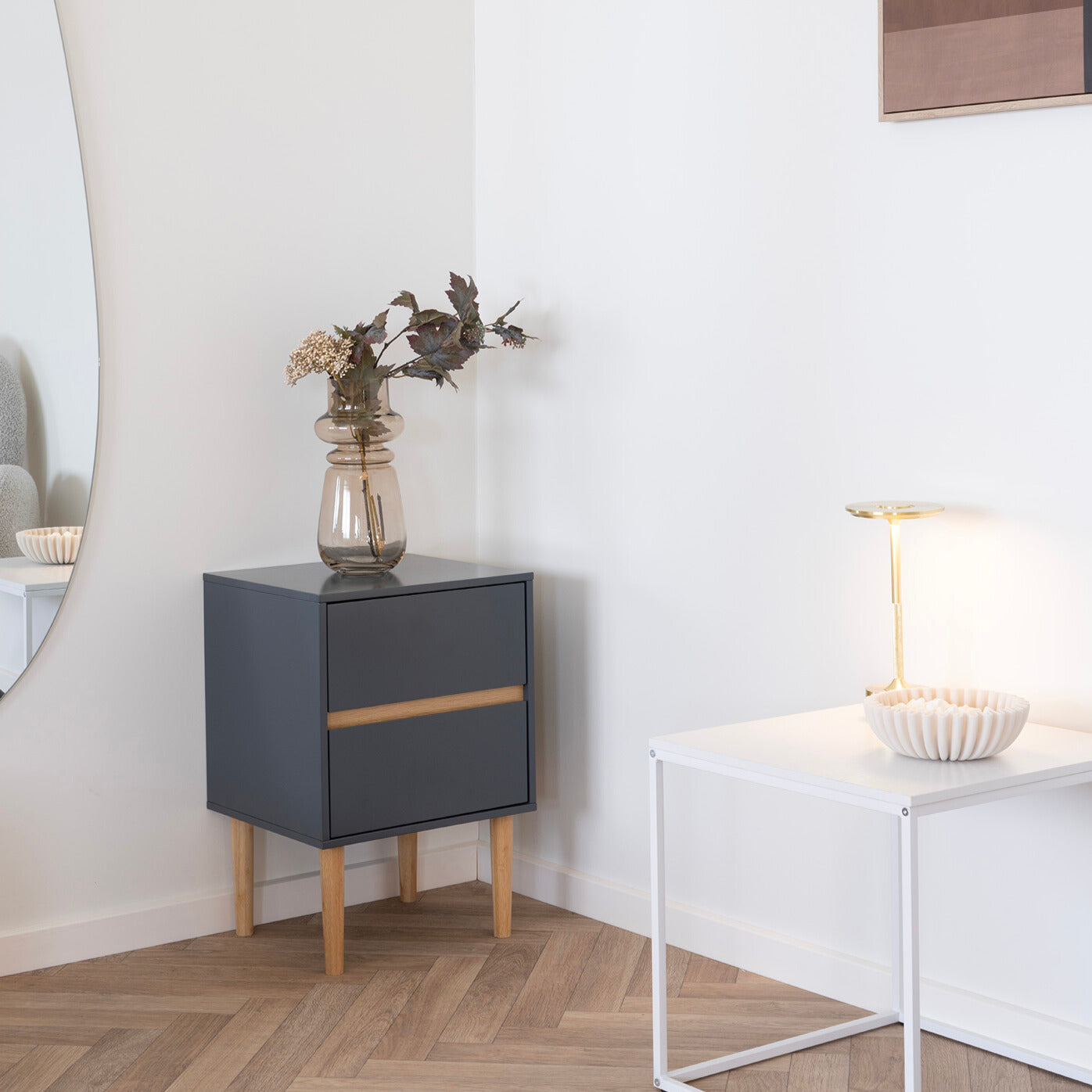 Ombra vase i gang på et skab med andet boliginteriør
