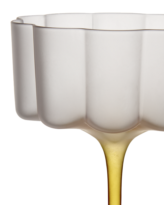 Lily Glas i gul tæt på kant med hvid baggrund