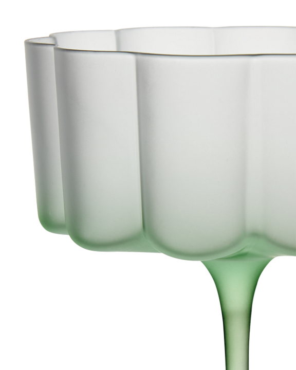 Lily Glas i grøn tæt på kant med hvid baggrund