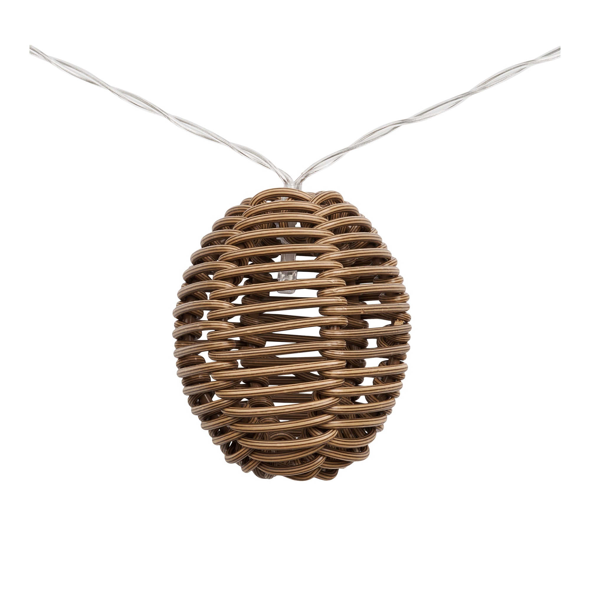 Detalje af lysekæde med flettet rattan skærm og LED lys closeup