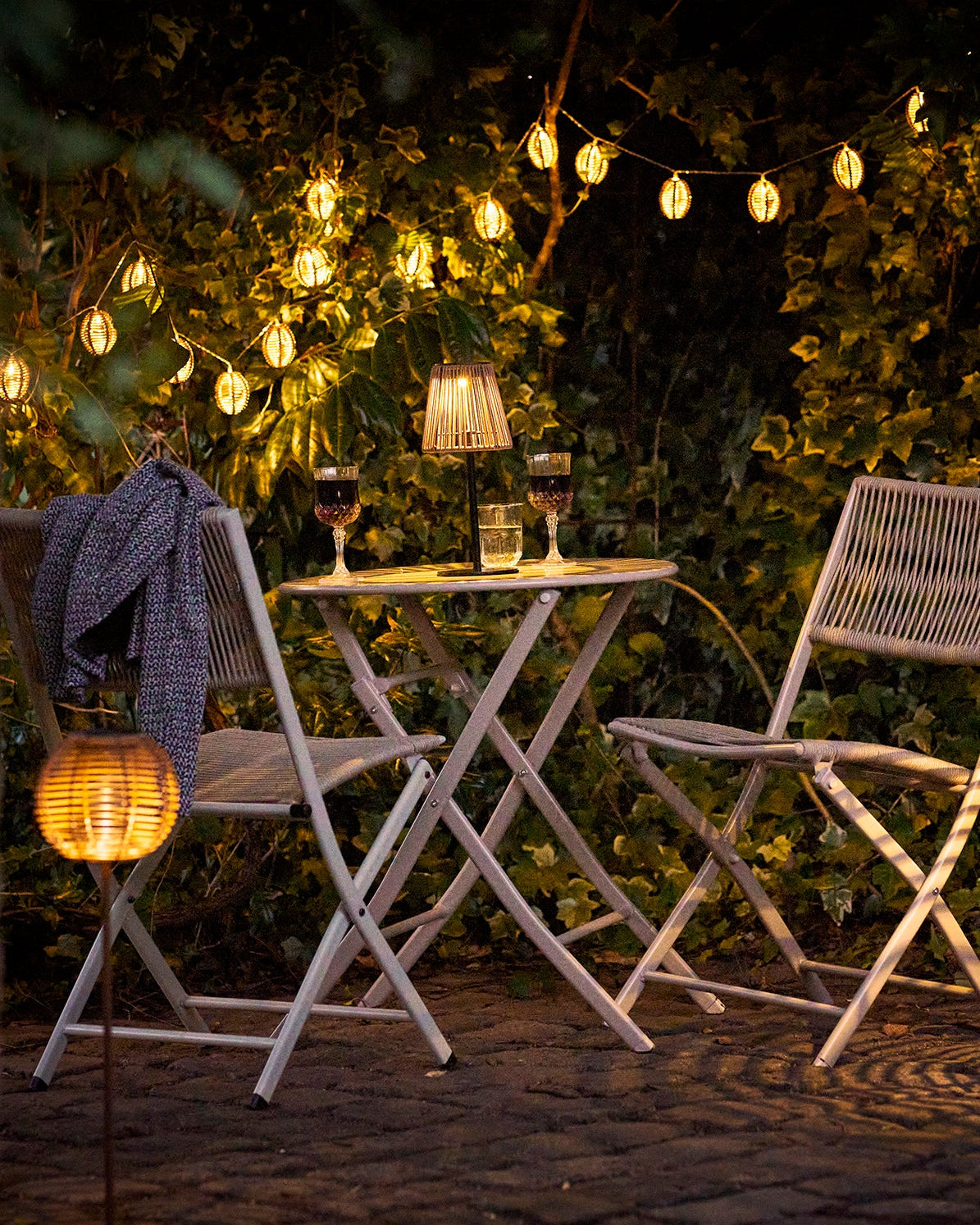 Elora solcelle lampe på terrasse med varm stemningsbelysning om aftenen