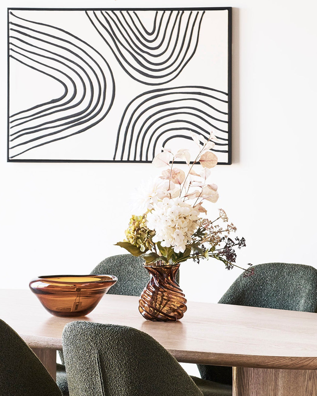 Kunstig blomsterbuket som dekoration på spisebord i moderne hjem
