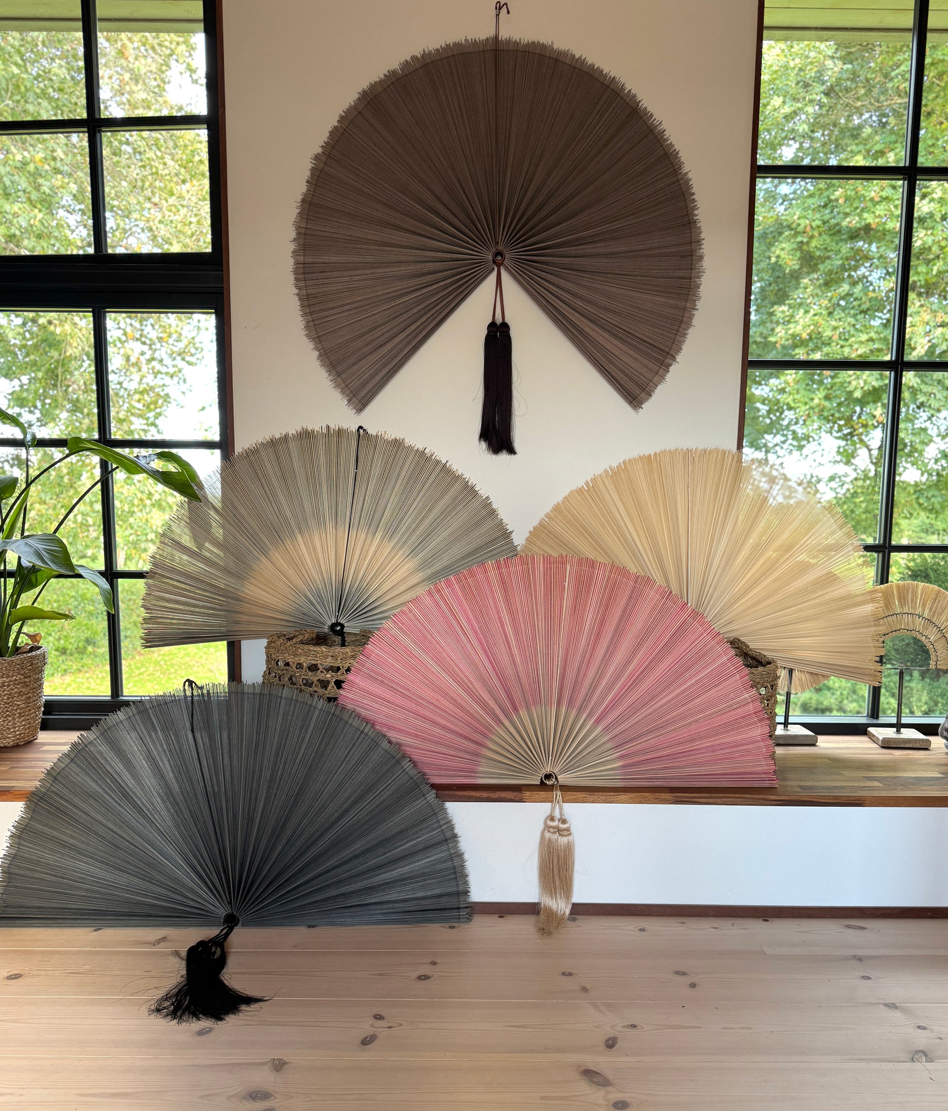 Udvalg af bambusvifter til væg i forskellige farver – håndlavede vægdekorationer