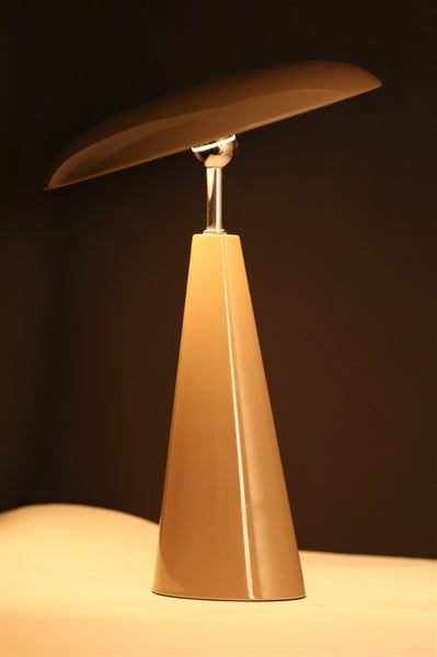 The Audrey Lampe i Mocha tændt med varm LED-belysning – genopladelig bordlampe