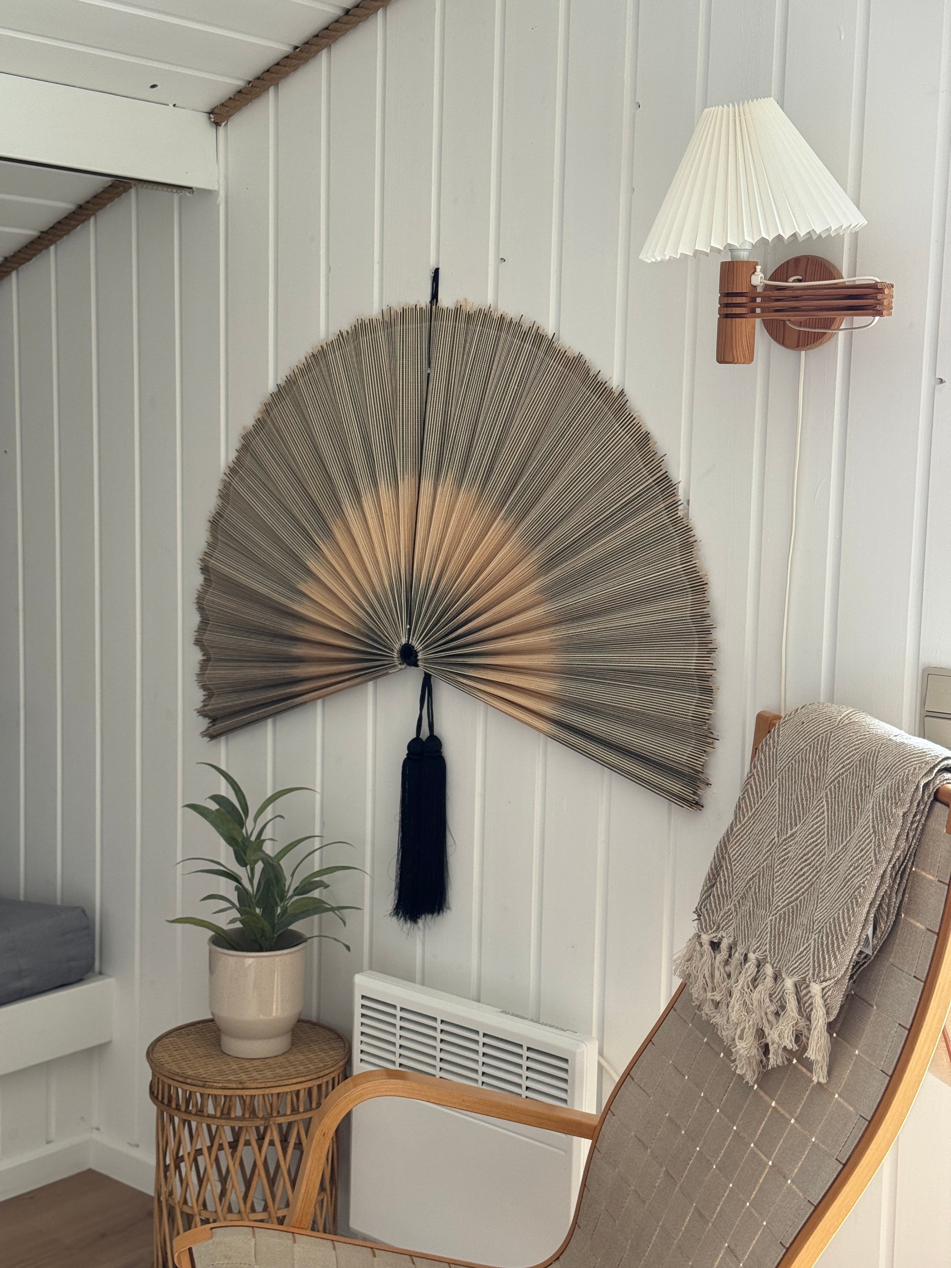 Bambusvifte til væg i sommerhusmiljø – håndlavet vægvifte i bambus med roligt udtryk