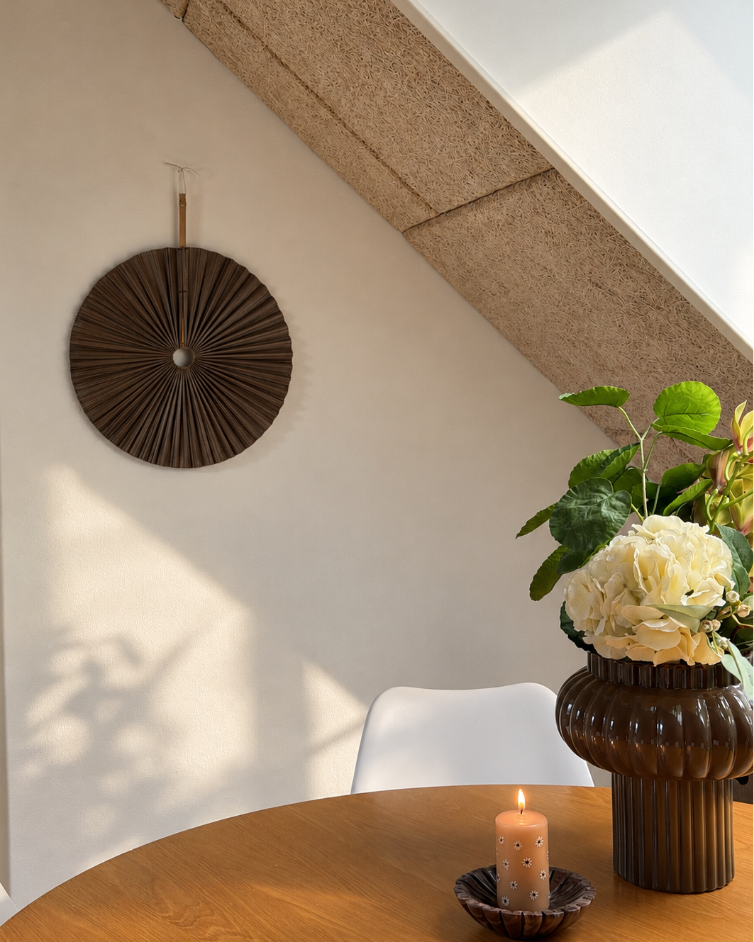 Brun_vaegvifte_i_bambus i stue med vase, blomster og eftermiddagslys