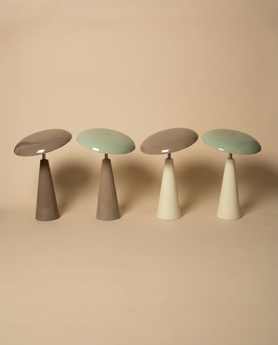 The Audrey Lampe i alle fire farvekombinationer: Mocha/Mocha, Mocha/Verte, Creme/Mocha og Creme/Verte