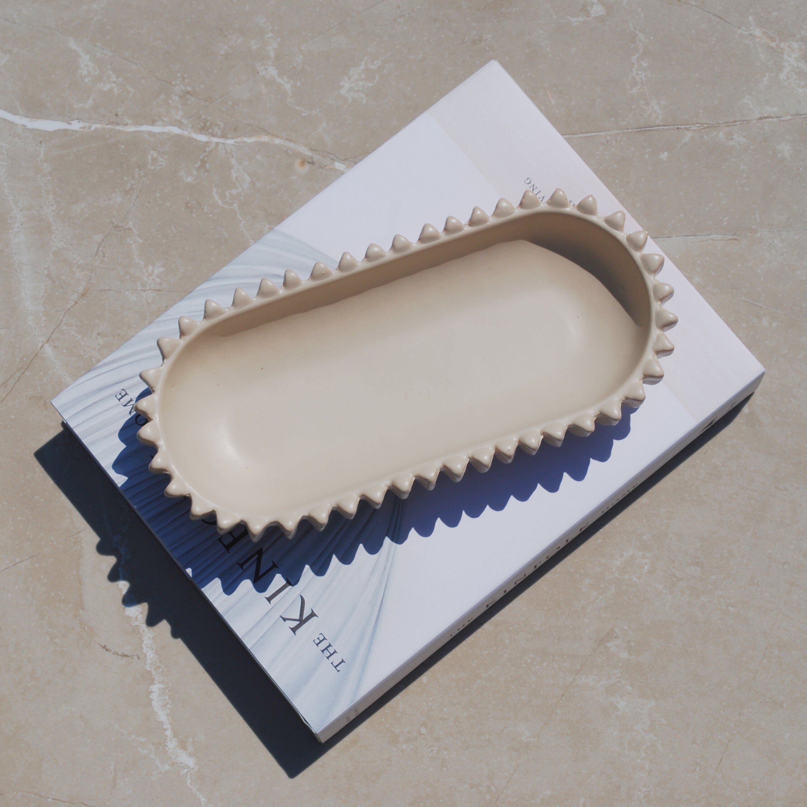 Sia – Sandfarvet fad