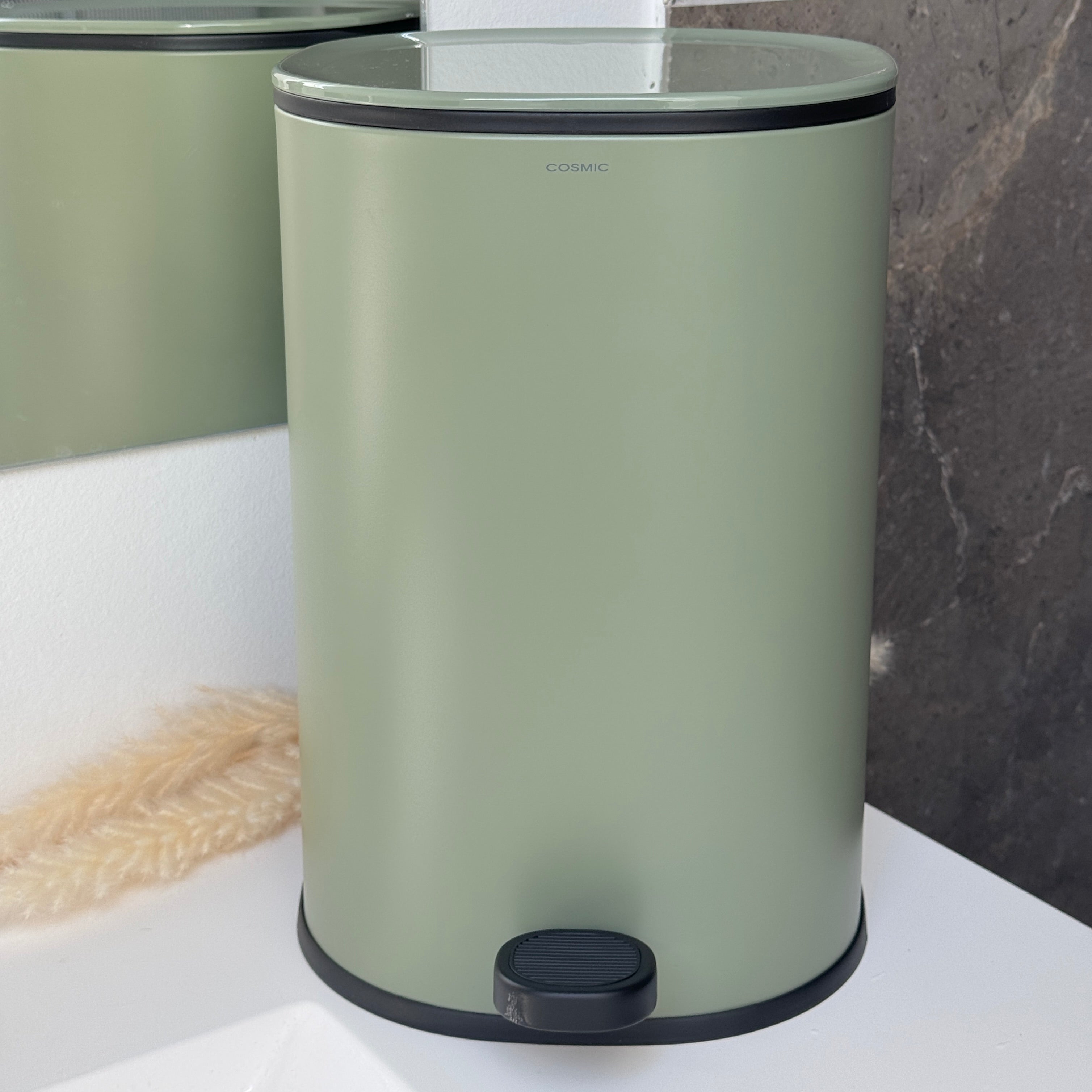 Cosmic toiletspand i oliven set fra siden med sort pedal og låg