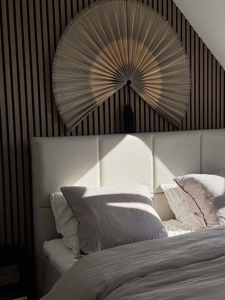 Bambusvifte til væg med sort kvast – håndlavet vægvifte i naturlig bambus