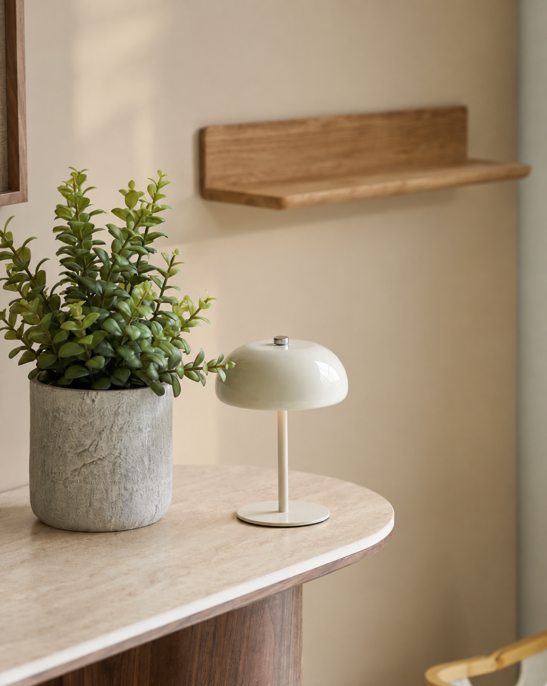 Væghylde i egetræ i entree sammen med beige lampe og plante